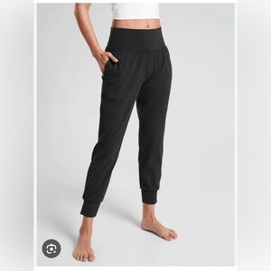 💖Host Pick💖Athleta Black Salutation joggers made in powervita